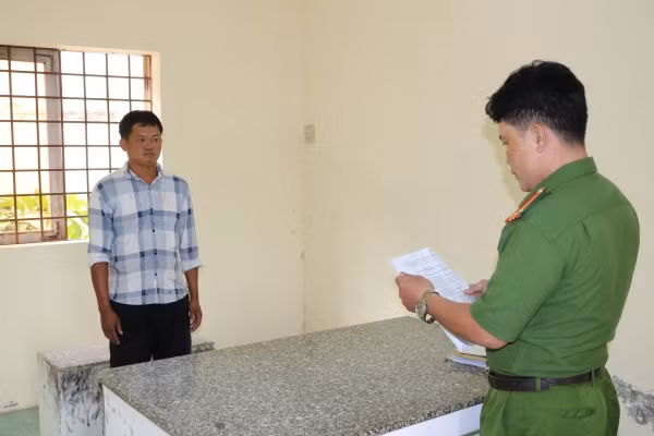 Công an thi hành lệnh bắt tạm giam Trần Công Lý. Ảnh: P.H
