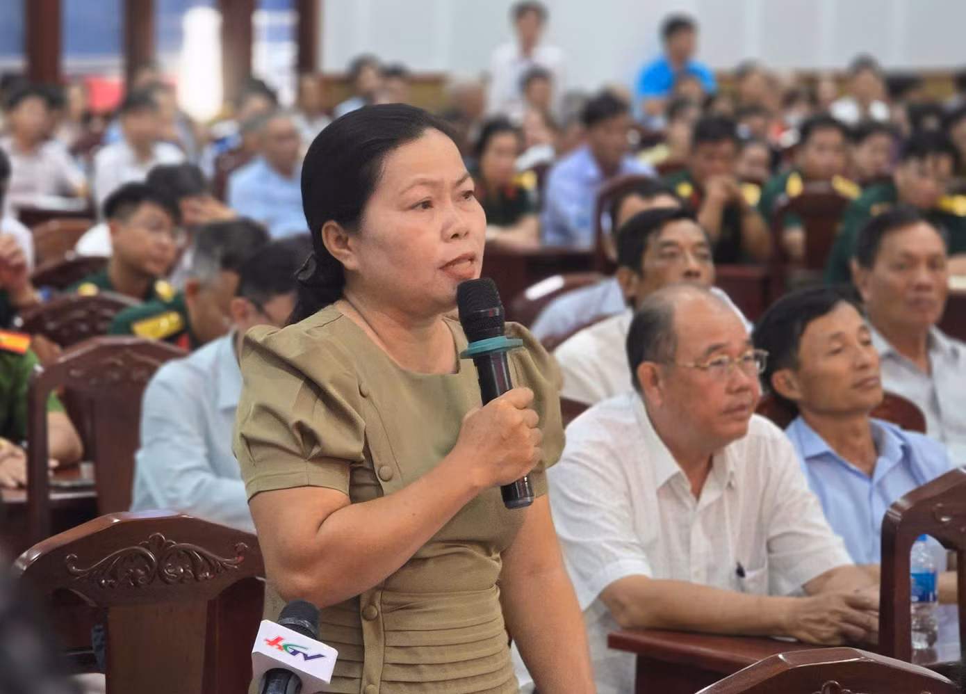 Cử tri nêu ý kiến. Ảnh: CK Cử tri nêu ý kiến. Ảnh: CK