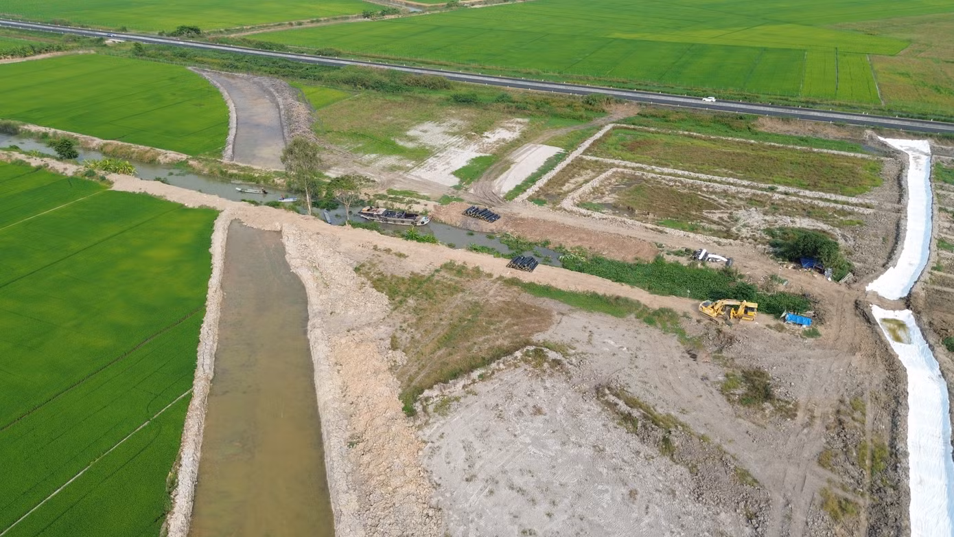 Dự án cao tốc Châu Đốc – Cần Thơ – Sóc Trăng dài hơn 188km, tổng mức đầu tư hơn 44.690 tỷ đồng. Trong đó, đoạn qua Cần Thơ (dự án thành phần 2) dài hơn 37km, vốn đầu tư 9.725 tỷ đồng. Để tìm nguồn cát còn thiếu cho dự án, lãnh đạo TP Cần Thơ đã làm việc với lãnh đạo tỉnh Sóc Trăng. Đại diện UBND tỉnh Sóc Trăng cho biết, trên địa bàn tỉnh có 7 mỏ cát sông làm vật liệu xây dựng thông thường với tổng trữ lượng 16,5 triệu m3, trong đó 8 triệu m3 sử dụng cho cao tốc Châu Đốc – Cần Thơ – Sóc Trăng qua địa bàn tỉnh và 500.000m3 phục vụ dự án cầu Đại Ngãi.