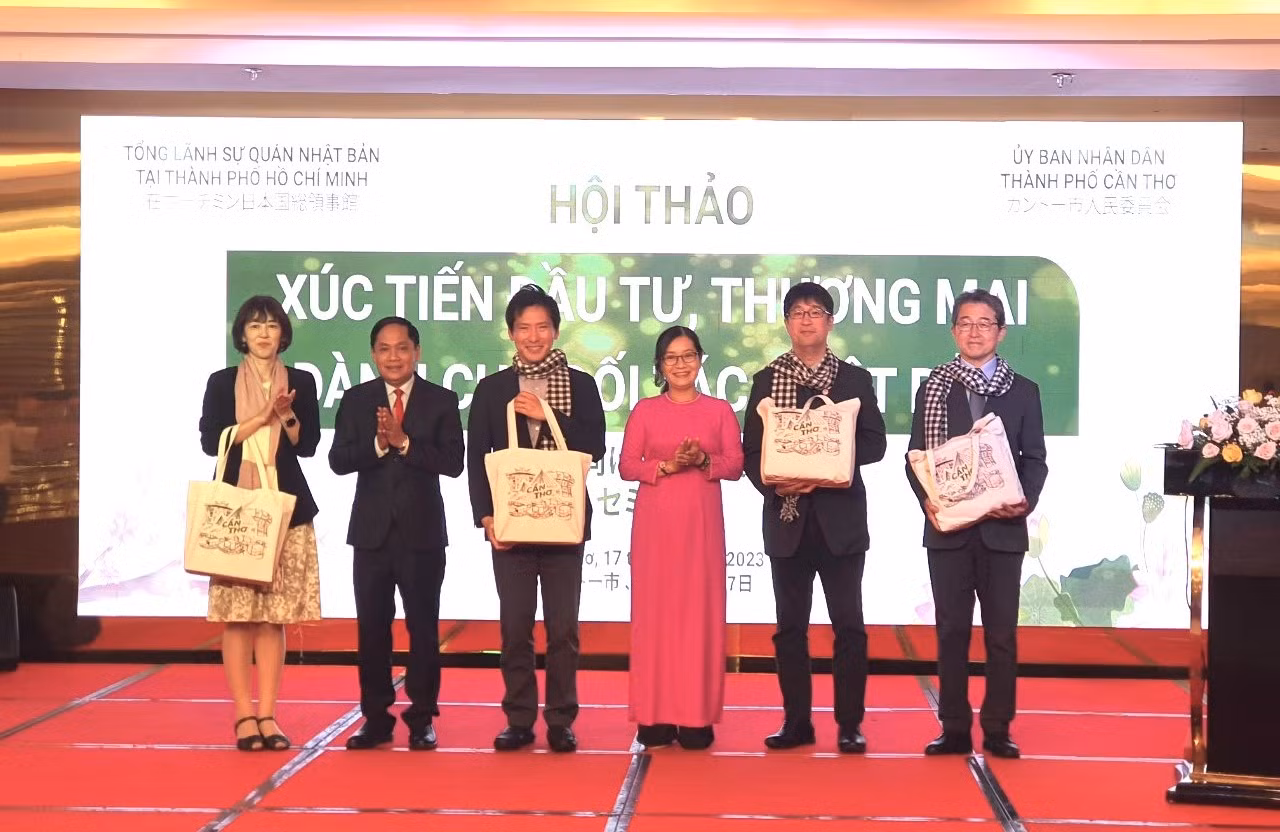 Lãnh đạo UBND thành phố Cần Thơ trao quà lưu niệm cho đại biểu Nhật Bản.