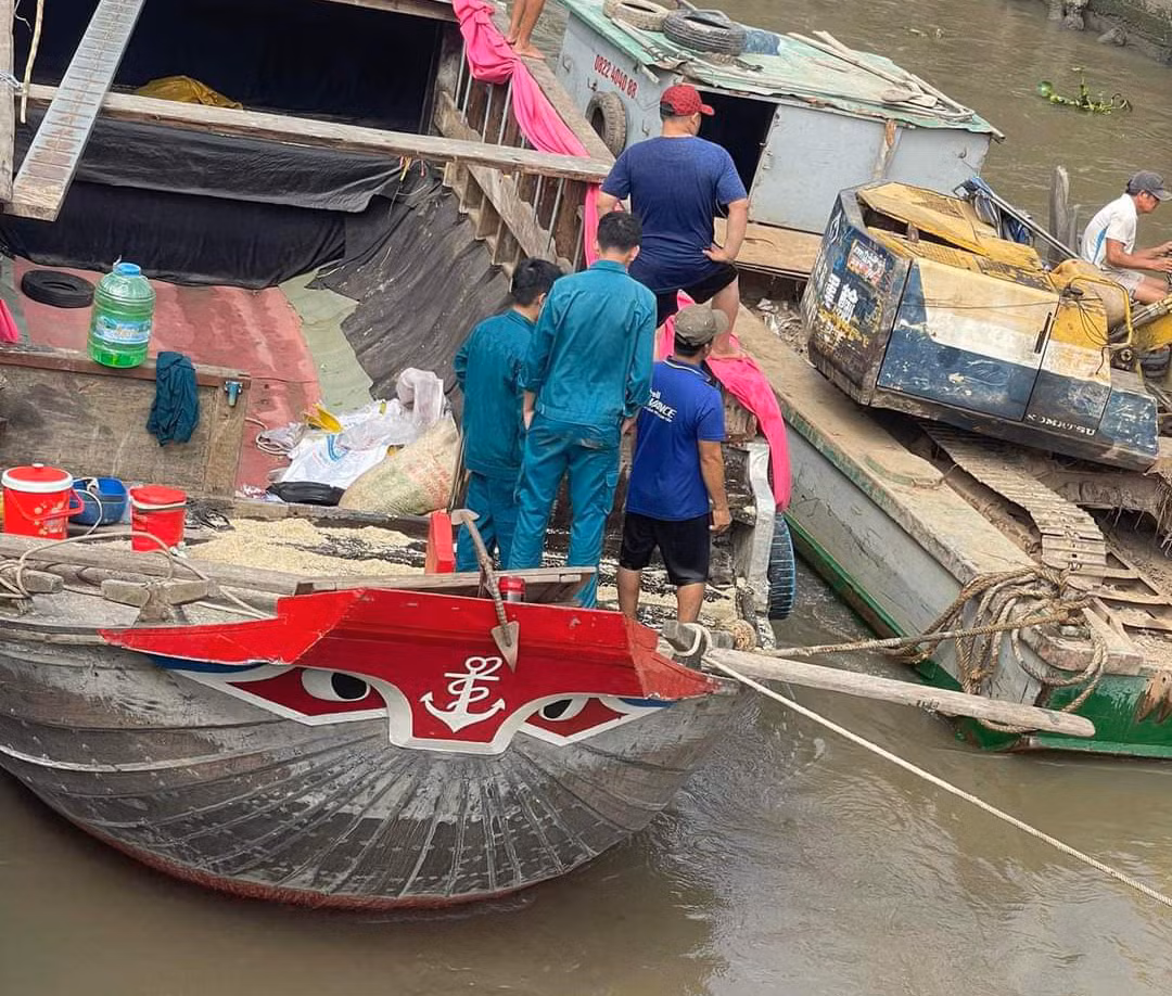 Hiện trường vụ lật ghe.