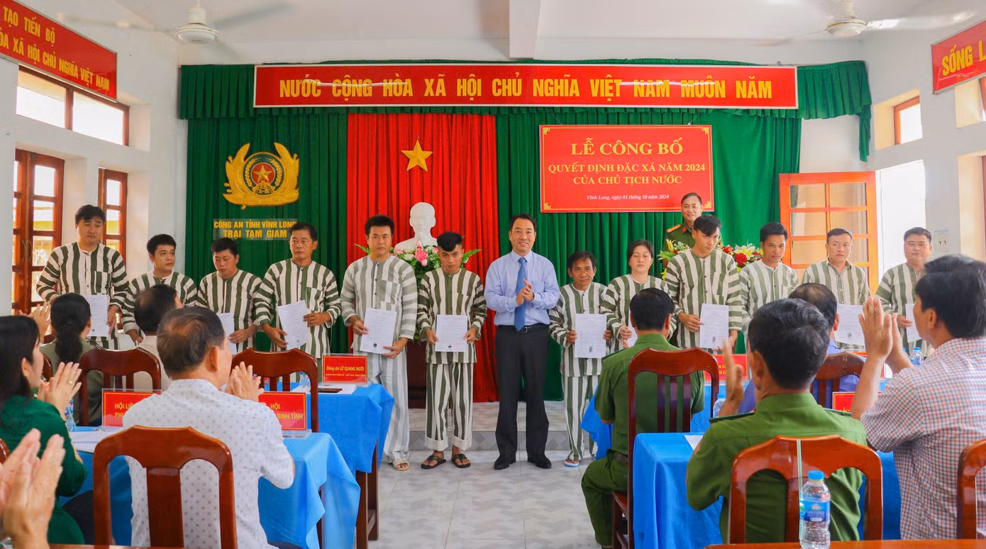 Ông Lữ Quang Ngời - Chủ tịch UBND tỉnh Vĩnh Long trao quyết định đặc xá cho các phạm nhân.