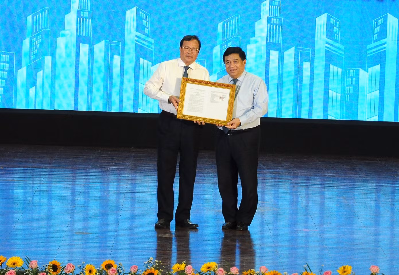 Bộ trưởng Bộ KH&amp;ĐT Nguyễn Chí Dũng trao Quyết định phê duyệt Quy hoạch tỉnh Trà Vinh cho Chủ tịch UBND tỉnh Trà Vinh Lê Văn Hẳn. Ảnh: CK
