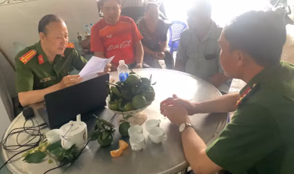 Lực lượng công an làm việc với chủ cơ sở.