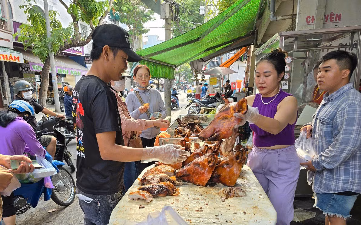 Bên cạnh cá lóc nướng, xôi lá sen, heo quay là món hút hàng trong ngày mùng 10 tháng Giêng.