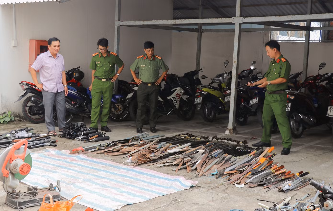 Công an tỉnh Vĩnh Long tiêu hủy vũ khí thô sơ, tự chế và công cụ hỗ trợ thu được. Công an tỉnh Vĩnh Long tiêu hủy vũ khí thô sơ, tự chế và công cụ hỗ trợ thu được.