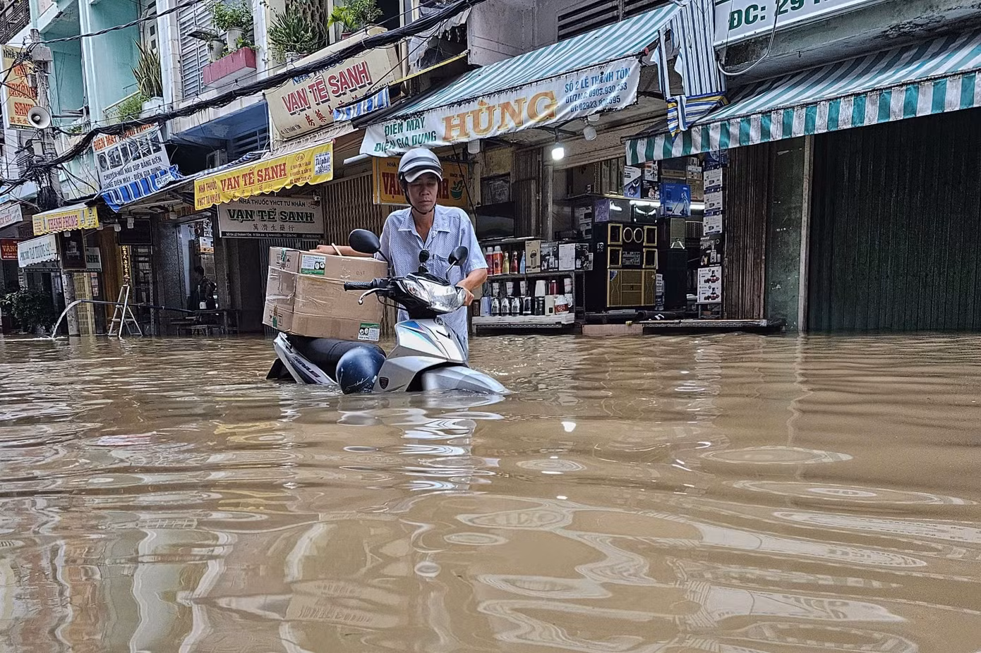 Ông Dũng, chủ cửa hàng điện máy ở khu vực bến Ninh Kiều cho biết, mực nước lần này cao nhất trong vòng 2 năm qua, đã xấp xỉ đợt triều cường cao nhất của năm 2022 (năm ghi nhận triều cường kỷ lục ở Cần Thơ - PV).