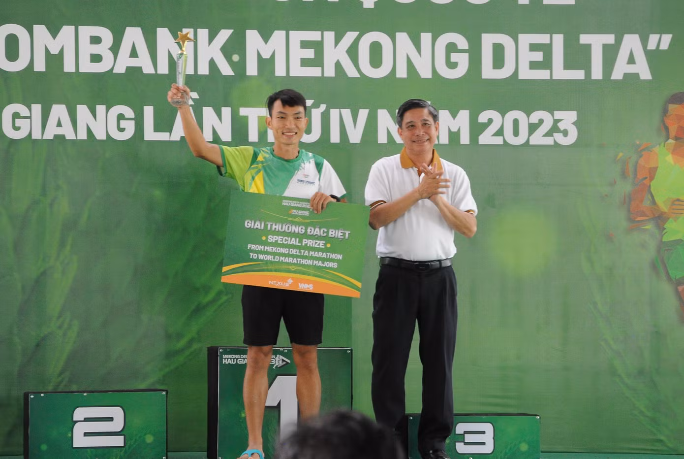 Ông Đồng Văn Thanh - Chủ tịch UBND tỉnh Hậu Giang trao giải đặc biệt cho VĐV Hoàng Nguyên Thanh.