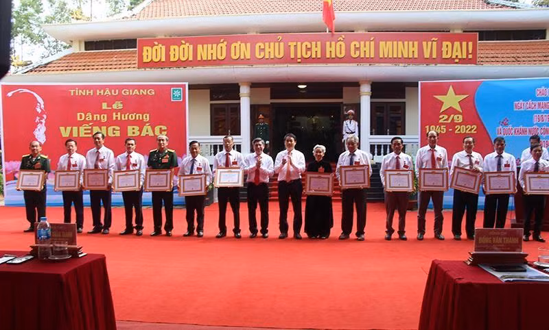 Dịp này, Tỉnh ủy Hậu Giang đã trao Huy hiệu từ 30 năm đến 55 năm tuổi Đảng cho 16 đảng viên.