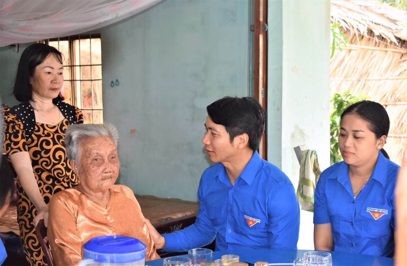 Bí thư Thường trực T.Ư Đoàn, Chủ tịch Trung ương Hội LHTN Việt Nam Nguyễn Ngọc Lương thăm Mẹ Việt Nam Anh hùng Võ Thị Hiếu (98 tuổi), ấp Đông Hưng, xã Tân Hưng Đông, huyện Cái Nước.