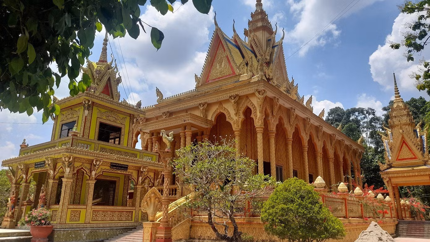 Mỗi ngôi chùa thường có các hạng mục như cổng chùa, chánh điện, nhà tăng, nhà hội, giảng đường, tháp… Trong đó, chánh điện là nơi hội tụ về nghệ thuật kiến trúc, điêu khắc đạt đến mức đỉnh cao của văn hóa Khmer.