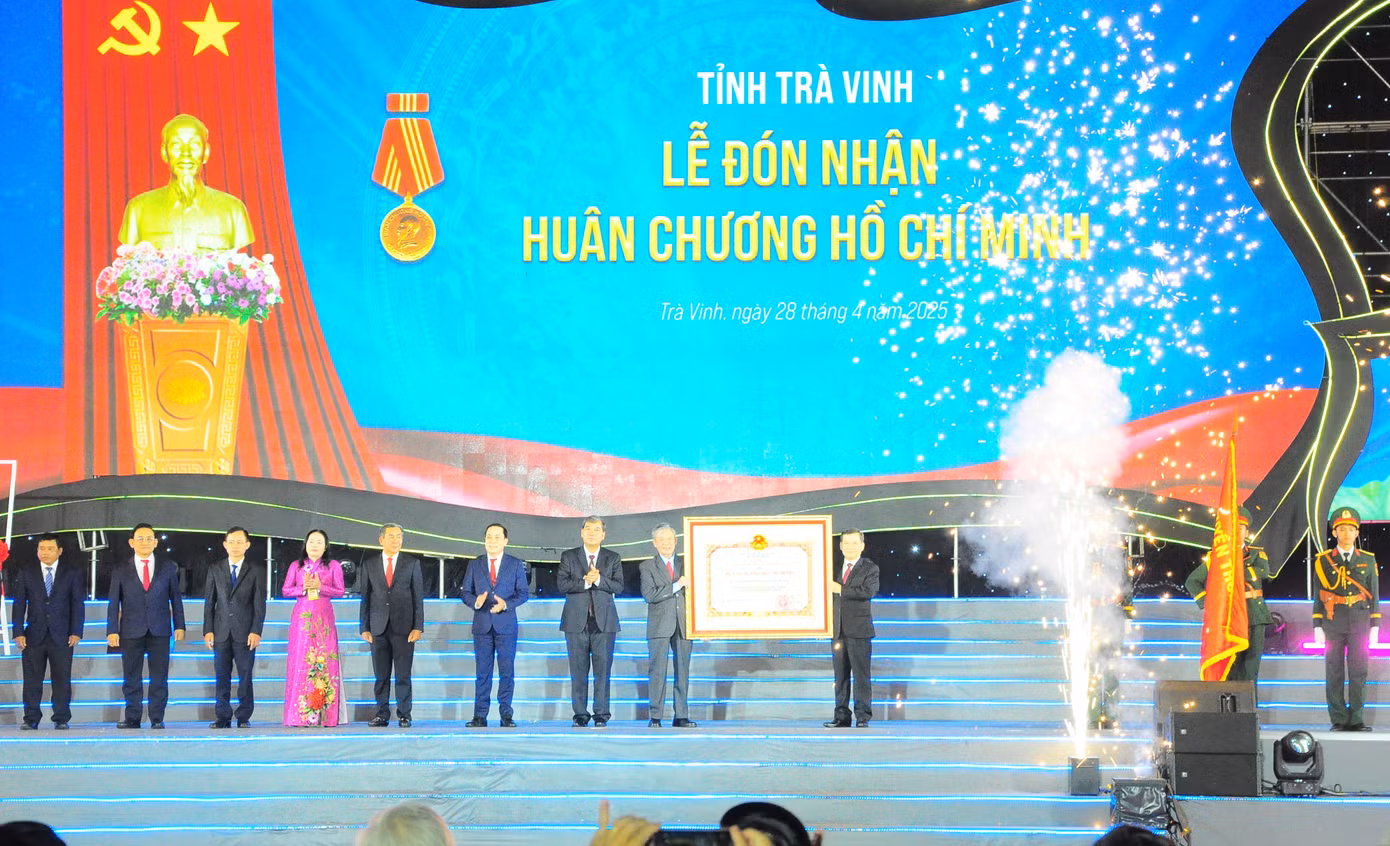 Lãnh đạo tỉnh Trà Vinh đón nhận Huân chương Hồ Chí Minh.