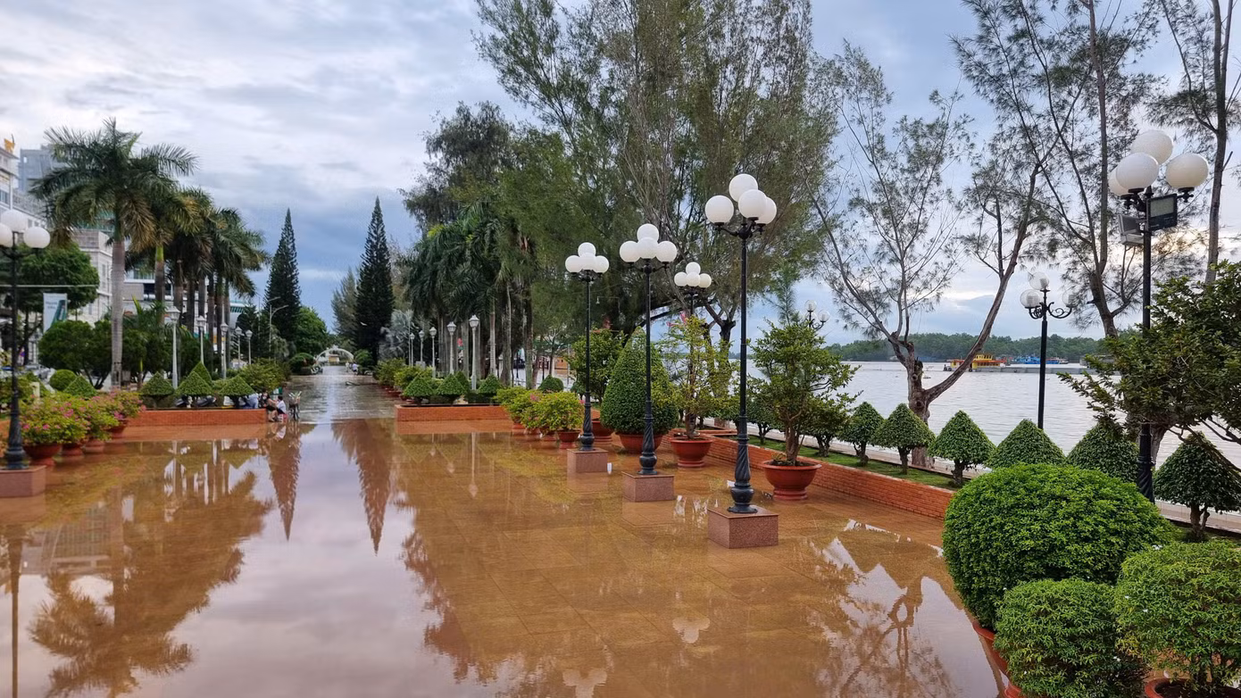 Nước sông Cần Thơ tràn vào công viên Bến Ninh Kiều.