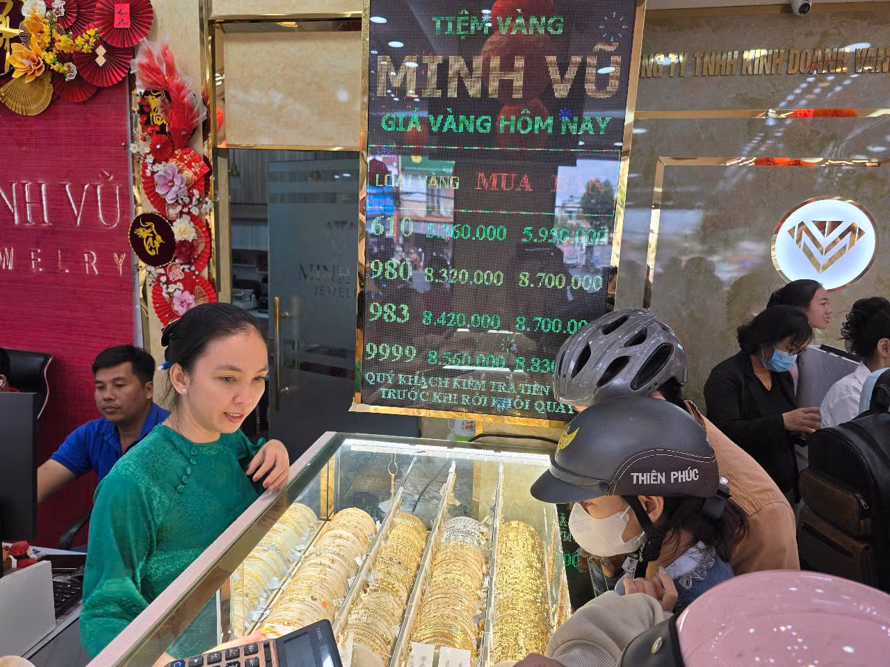 Cũng theo chủ tiệm vàng, điểm khá khác biệt năm nay là giá vàng ngày vía thần Tài giảm so với những ngày trước đó, trong khi mọi năm thì ngược lại, dù giá vàng vẫn duy trì mức cao.
