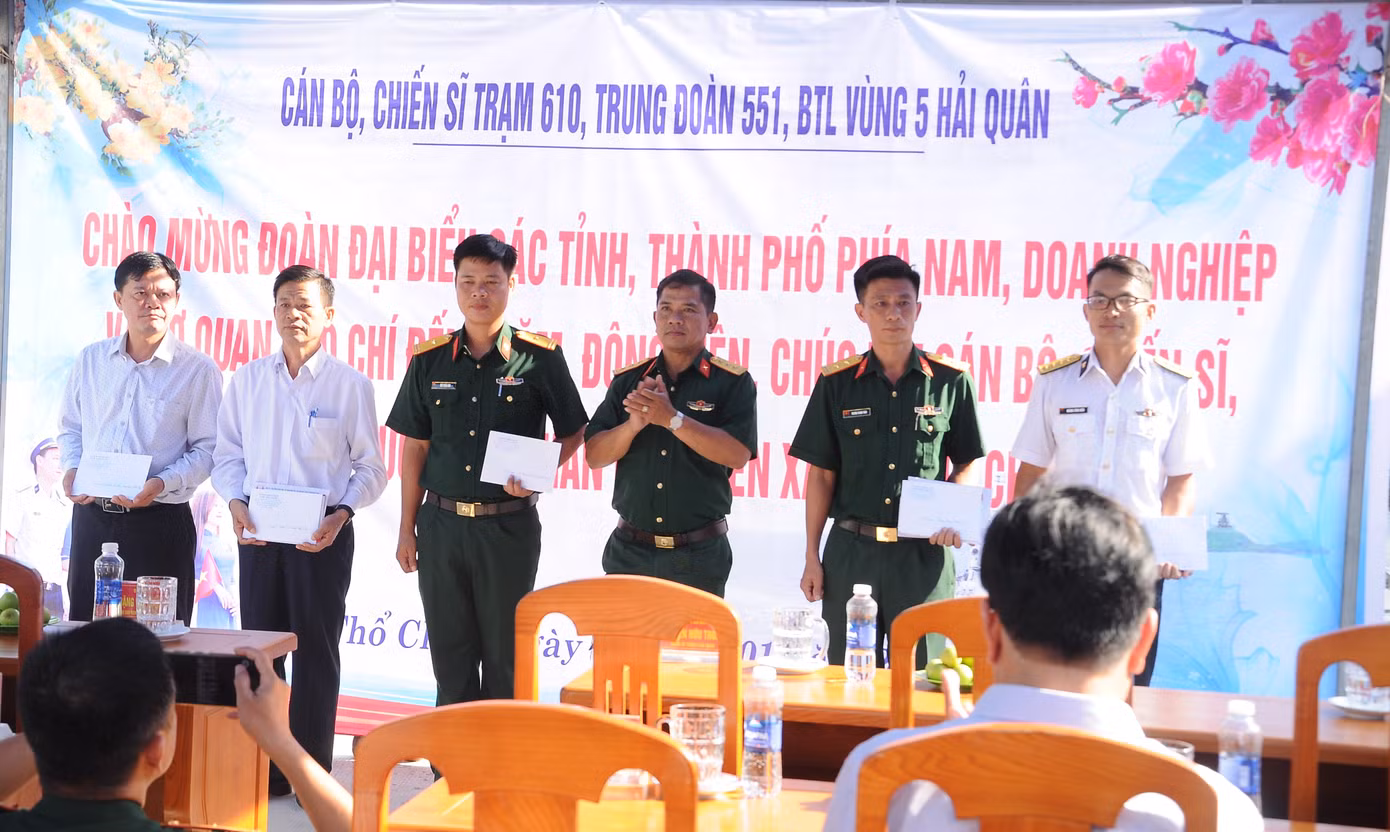 Những món quà góp phần mang đến niềm vui, động viên các lực lượng, nhân dân trên đảo tiền tiêu ở vùng biển Tây Nam Tổ quốc.