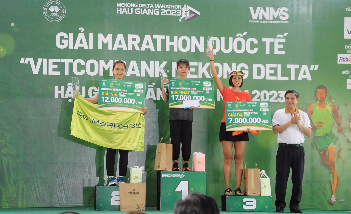 Ba VĐV xuất sắc nhất cự ly 42km nữ.