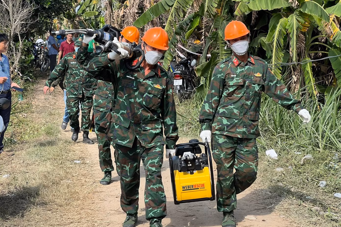 Bộ đội công binh được huy động đến hiện trường chiều 2/1.