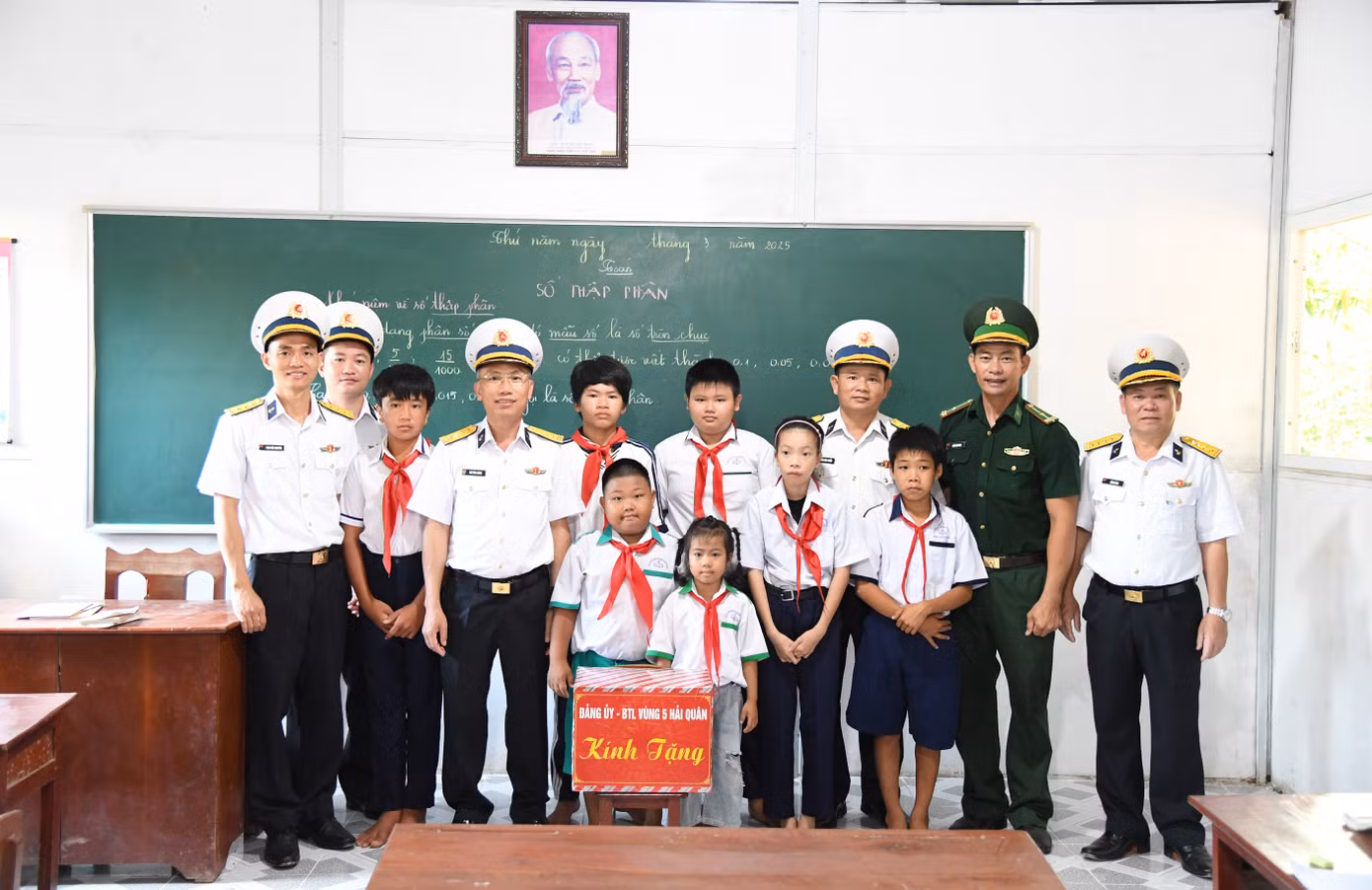 Đại tá Ngô Văn Thành - Chính ủy Vùng 5 Hải quân (thứ 4 từ trái sang) tặng quà lớp học tình thương trên đảo Hòn Chuối. Ảnh: VĐ