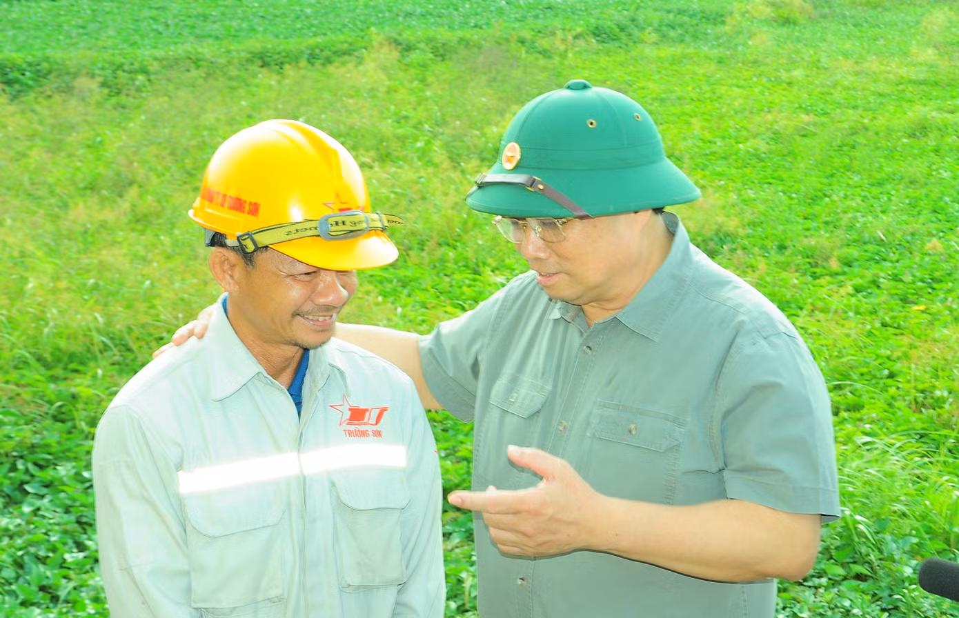 Thủ tướng thăm hỏi công nhân tại công trường. (Ảnh: Cảnh Kỳ)