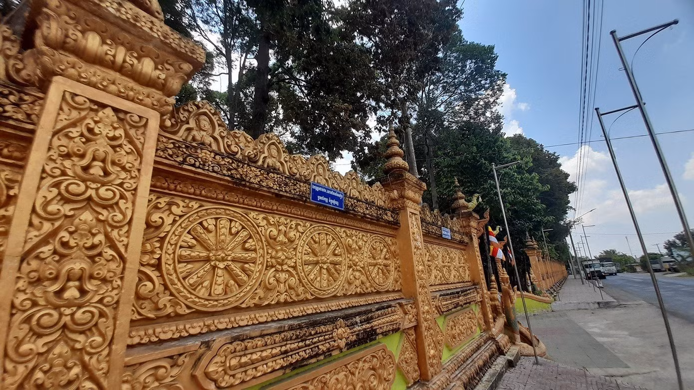 Một điểm độc đáo của các ngôi chùa Khmer là ở tường thành bao quanh chùa có ghi tên từng người đóng góp ủng hộ xây dựng chùa.