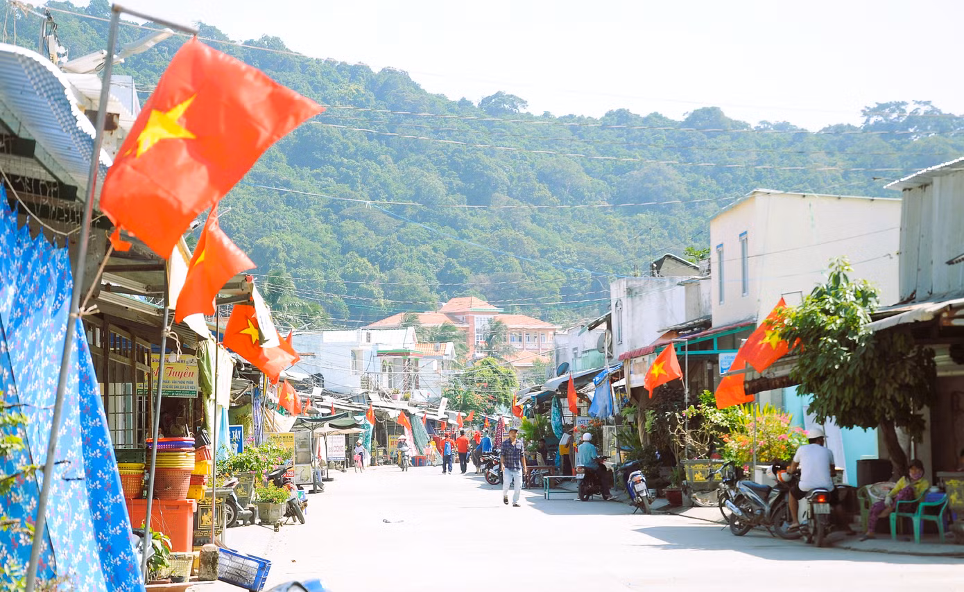 Đường vào trung tâm xã Thổ Châu.