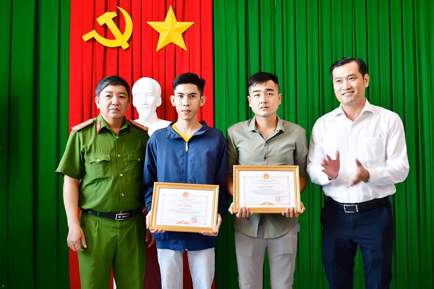 Lãnh đạo UBND thành phố và Công an thành phố Trà Vinh biểu dương và trao giấy khen đột xuất cho hai thanh niên.