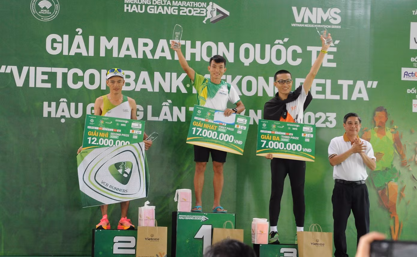 Ông Đồng Văn Thanh - Chủ tịch UBND tỉnh Hậu Giang trao giải nhất, nhì, ba cho các VĐV ở nội dung 42km nam.