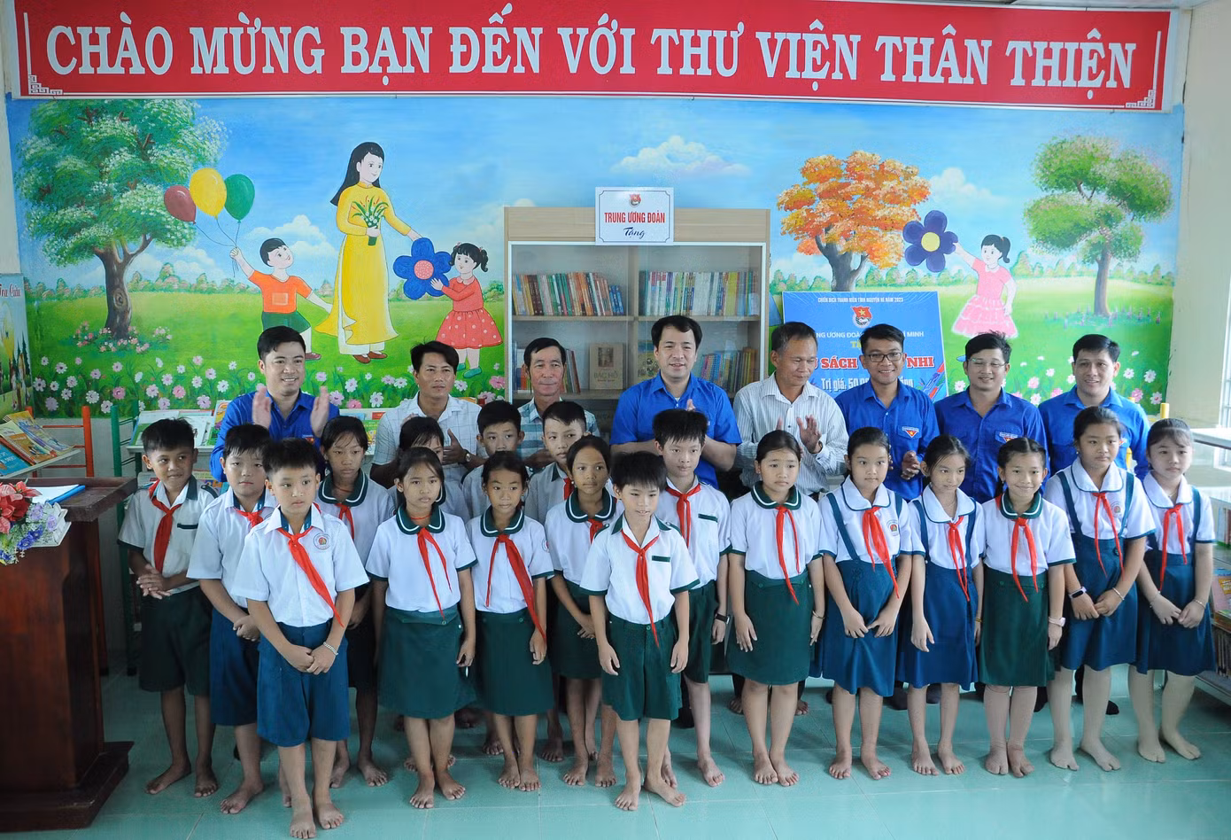 Bí thư T.Ư Đoàn Ngô Văn Cương tặng tủ sách cho thiếu nhi Trường Tiểu học xã Hàm Rồng, huyện Năm Căn.
