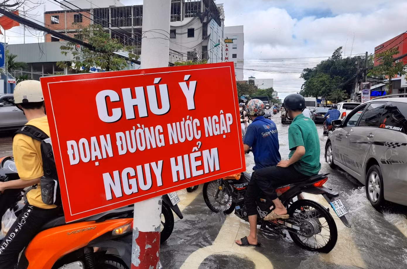 Biển cảnh báo tại đường Cách Mạng Tháng Tám, đoạn qua quận Ninh Kiều. Biển cảnh báo tại đường Cách Mạng Tháng Tám, đoạn qua quận Ninh Kiều.