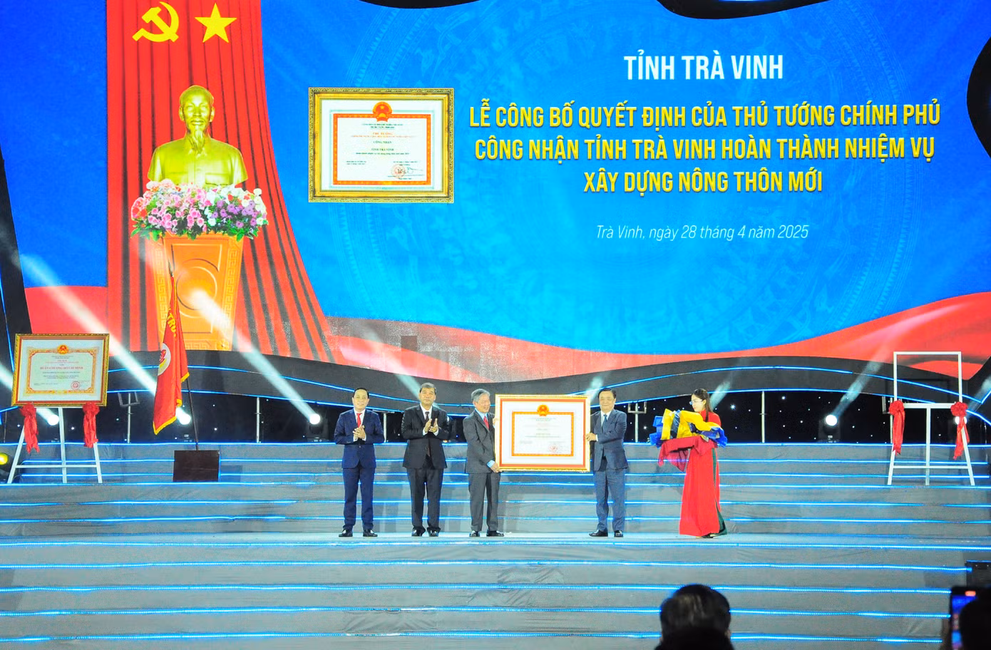 Phó Chủ tịch Quốc hội Lê Minh Hoan trao Quyết định của Thủ tướng Chính phủ công nhận tỉnh Trà Vinh hoàn thành xây dựng nông thôn mới.
