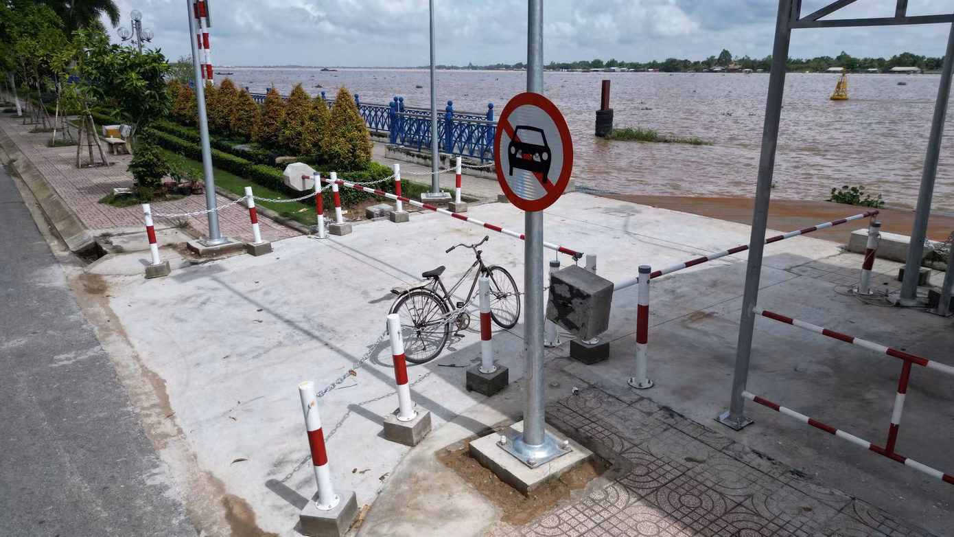 Tại bến tạm phía phường 2, TP. Vĩnh Long có gắn biển cấm ô tô xuống phà.