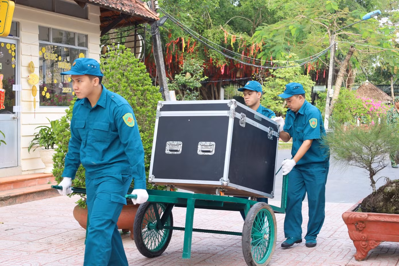Công tác chuẩn bị diễn ra khẩn trương, nghiêm túc.