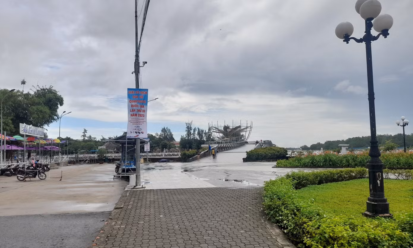 Khu vực cầu đi bộ, bến Ninh Kiều khá vắng vẻ.