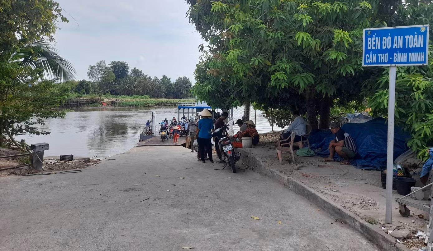 Phà cập bến phía Cần Thơ. Ảnh: CK. Phà cập bến phía Cần Thơ. Ảnh: CK.