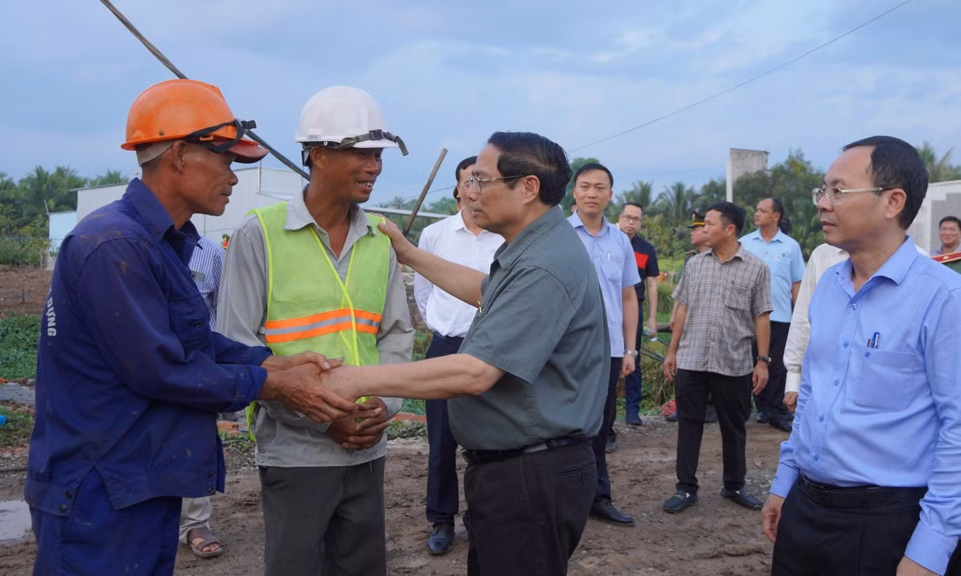 Thủ tướng Phạm Minh Chính động viên công nhân thi công cao tốc Châu Châu Đốc - Cần Thơ - Sóc Trăng. Ảnh: TQ