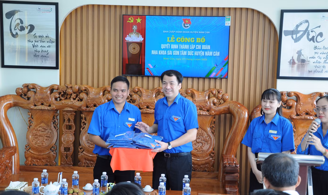 Sau lễ ra quân, T.Ư Đoàn tổ chức nhiều hoạt động ý nghĩa tại các địa phương tỉnh Cà Mau. Trong ảnh: Bí thư T.Ư Đoàn, Chủ nhiệm Ủy ban Kiểm tra T.Ư Đoàn Ngô Văn Cương dự công bố thành lập và tặng quà Chi đoàn Nha khoa Sài Gòn Tâm Đức huyện Năm Căn.