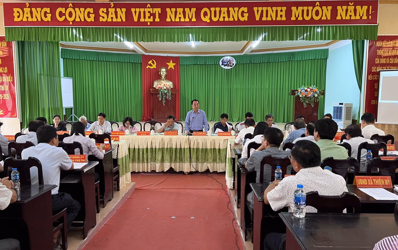 Chủ tịch UBND tỉnh Vĩnh Long - Lữ Quang Ngời phát biểu tại buổi đối thoại.