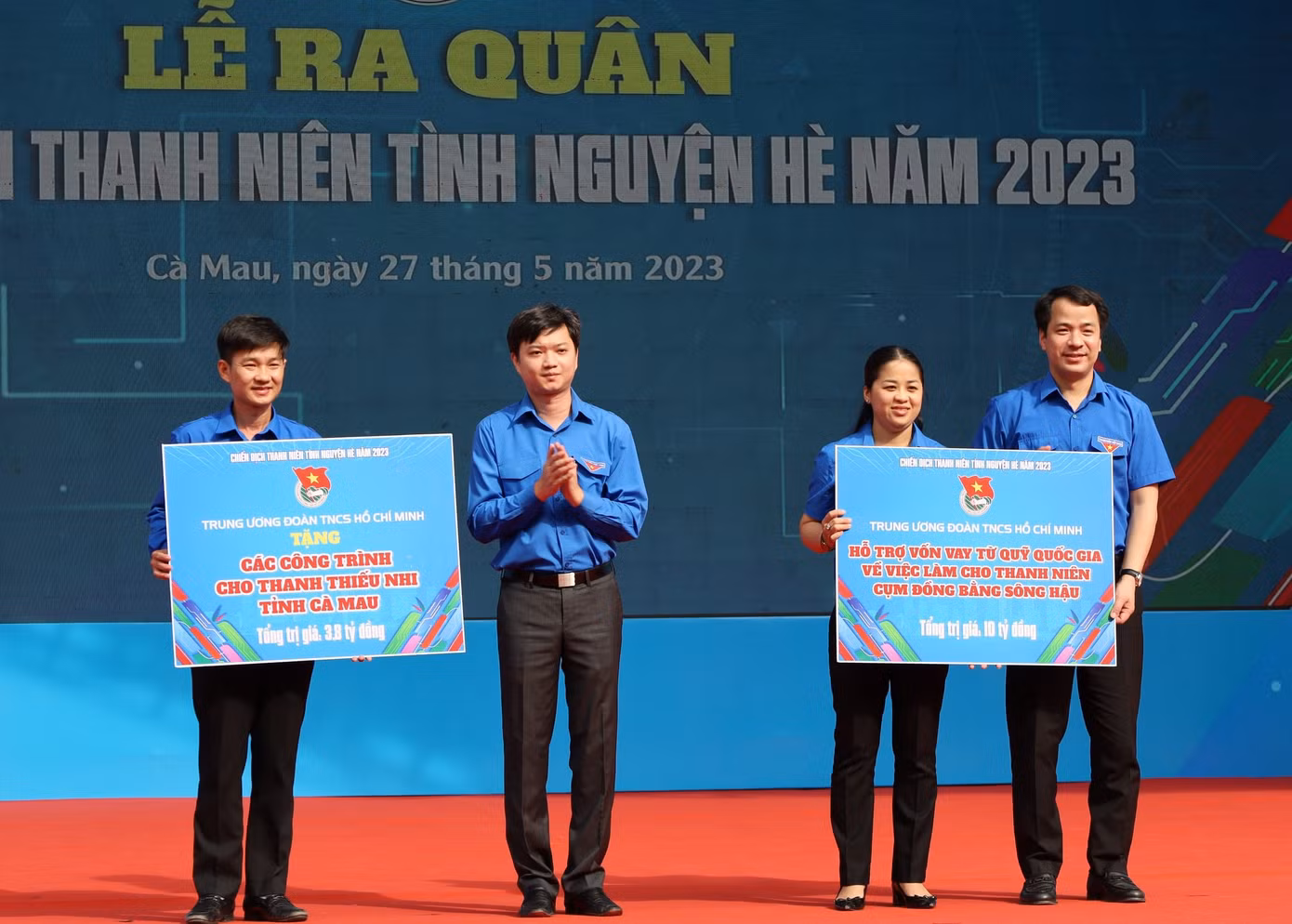 Trung ương Đoàn tặng các công trình cho thanh thiếu nhi tỉnh Cà Mau và hỗ trợ vốn vay từ Quỹ Quốc gia về việc làm cho thanh niên cụm Đồng bằng sông Hậu.