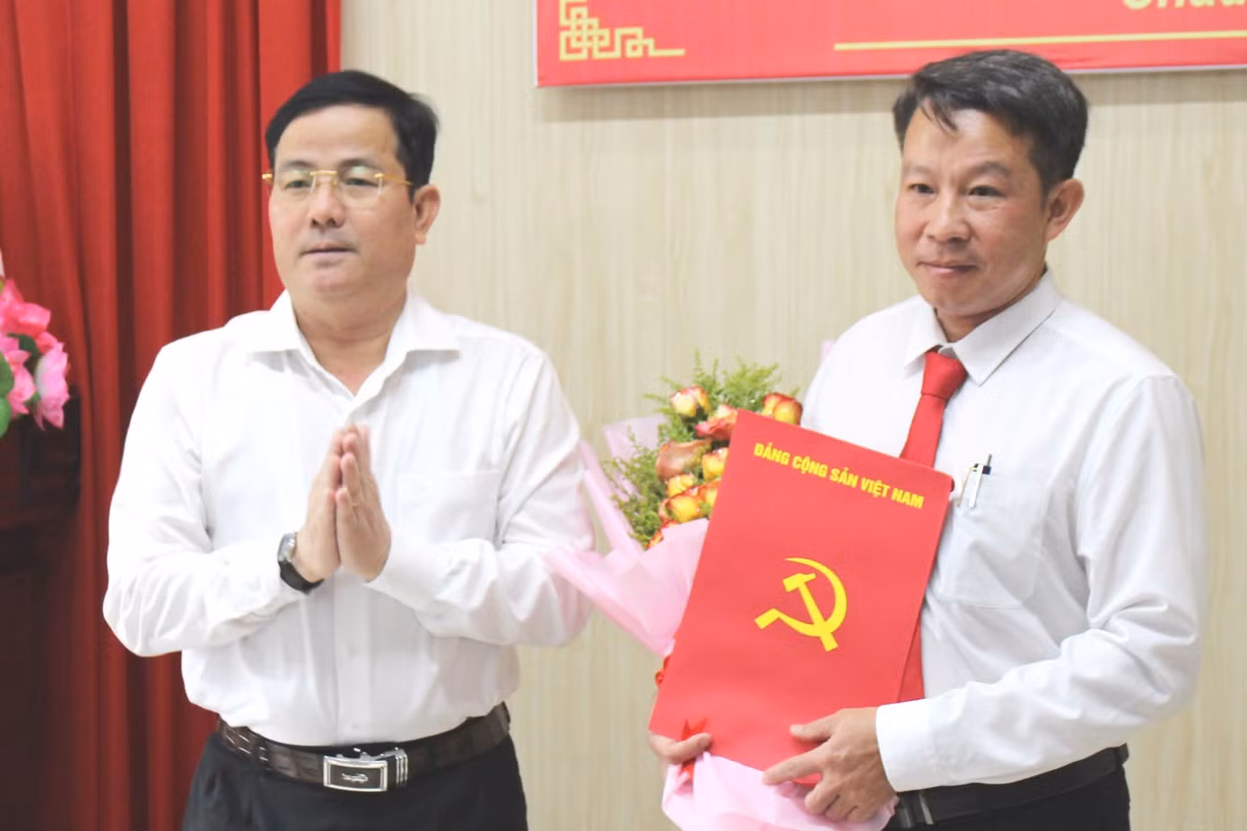 Ông Trần Văn Huyến - Phó Bí thư Thường trực Tỉnh ủy, Chủ tịch UBND tỉnh Hậu Giang trao quyết định cho ông Đoàn Hữu Tâm.