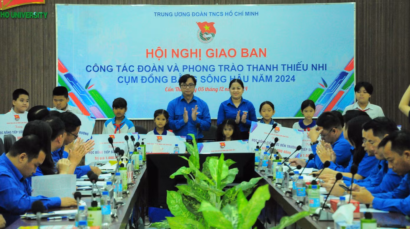 Thành Đoàn Cần Thơ trao tặng 20 suất học bổng tiếp sức đến trường và 20 phần quà cho các em thiếu nhi vượt khó học tốt.