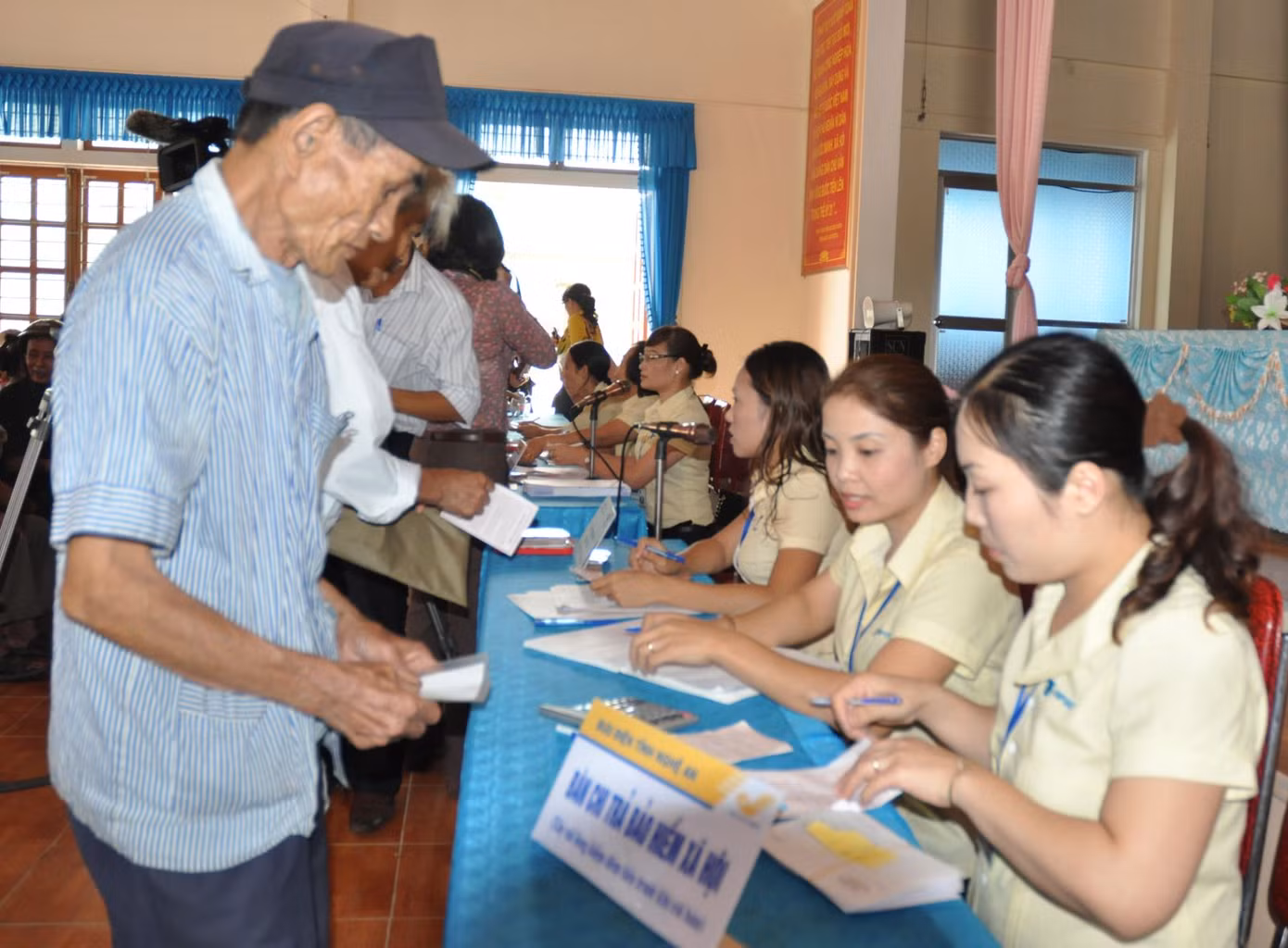 Người hết tuổi lao động có thời gian đóng BHXH chưa đủ số năm tối thiểu để nhận lương hưu có thể chọn nhận trợ cấp hưu trí xã hội hằng tháng thay vì nhận BHXH một lần (ảnh minh họa).