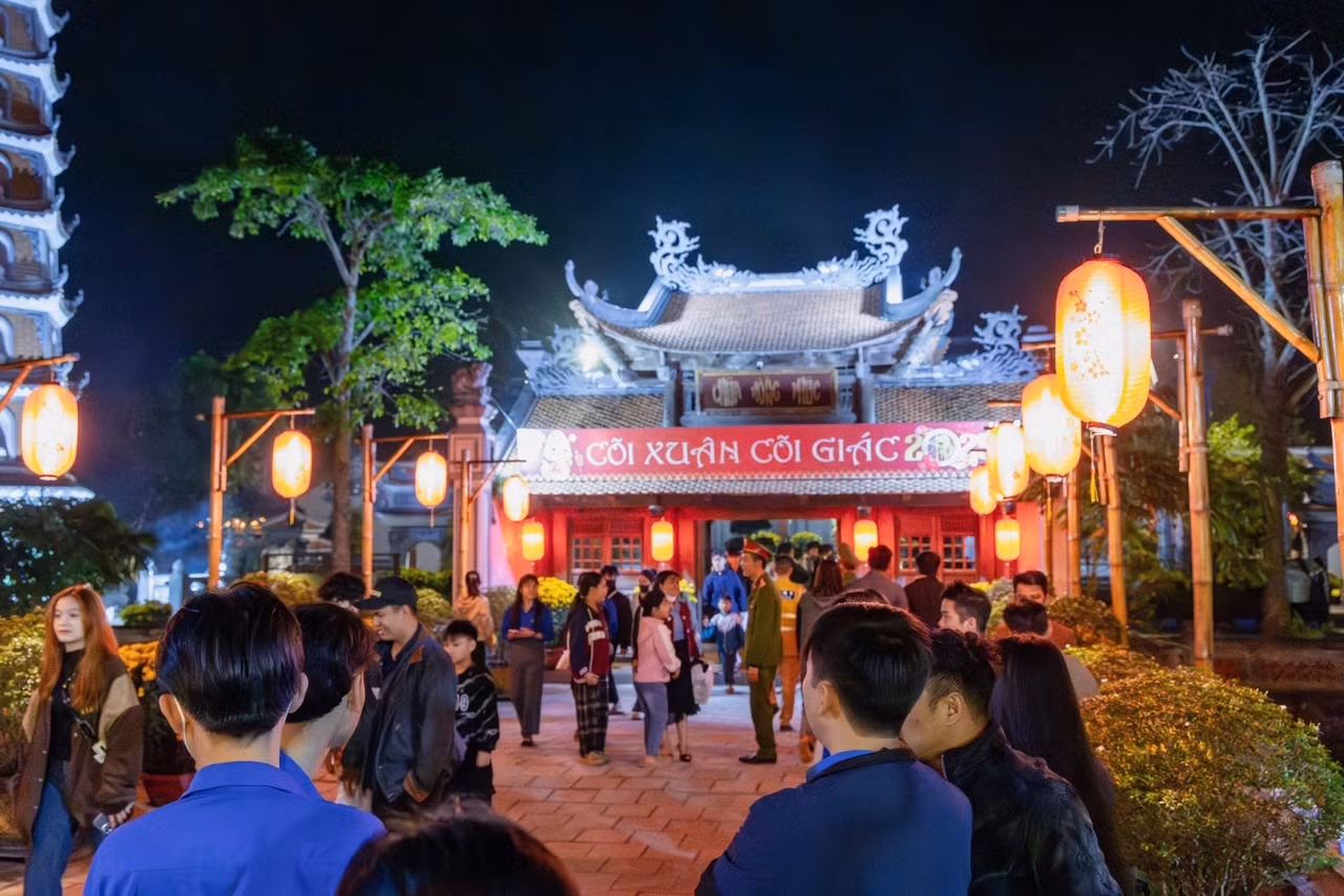 Đông đảo phật tử và khách hành hương đến tham gia khai hội.
