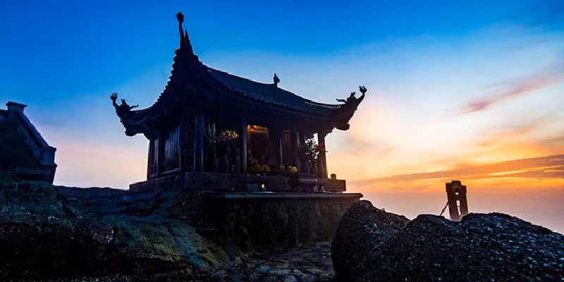 2. Chùa Đồng Yên Tử Chùa Đồng Yên Tử nằm trong quần thể Trúc Lâm Yên Tử, tọa lạc trên đỉnh cao nhất của dãy núi Yên Tử ở độ cao 1.068m. Chùa được ghi nhận là một trong những ngôi chùa lớn và cao nhất tại Việt Nam, hội tụ linh khí của núi thiêng, luôn phủ mây và gió vờn khá mạnh. Từ đỉnh Yên Sơn, phóng tầm mắt về 4 hướng là cả vùng một vùng trời như dải lụa xanh thẳm, cảnh đẹp lạ thường.