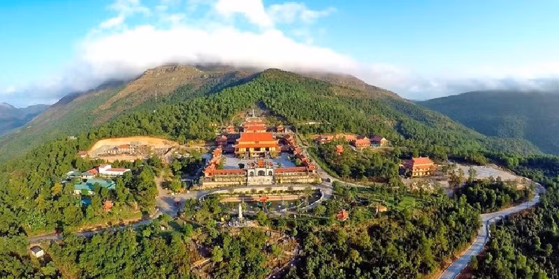 4. Chùa Ba Vàng tọa lạc ở ngọn núi cùng tên, thuộc thành phố Uông Bí, Hạ Long. Nằm ở độ cao 340m, với địa thế đẹp phía trước là sông, phía sau là núi, hai bên là rừng thông được ví như có Thanh Long, Bạch Hổ chầu phục, chùa Ba Vàng đã làm say lòng biết bao du khách.