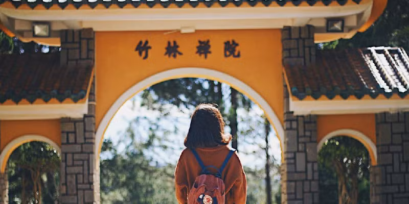 Đường đi đến thiền viện rất dễ đi, toàn bộ cung đường đến Thiền Viện Trúc Lâm Đà Lạt toàn bộ là đường nhựa và không kẹt xe. Đặc biệt, bạn cũng có thể đến đây bằng cáp treo, xuất phát từ trạm cáp treo đồi Robin. Trải nghiệm lướt qua rừng thông, vườn hoa đủ sắc và được ngắm nhìn toàn cảnh thành phố.