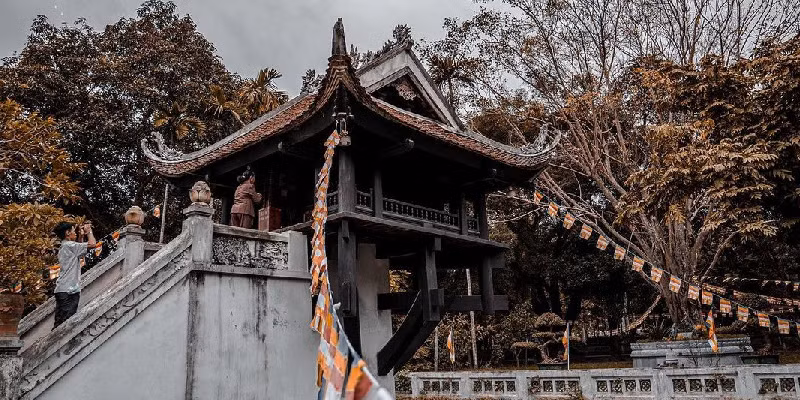 Thời gian để tham quan chùa là từ 7:00 - 18:00. Vào những ngày mùng 1 hoặc ngày rằm, chùa Một Cột sẽ tổ chức các lễ cúng của Phật tử và người dân đến dâng hương.