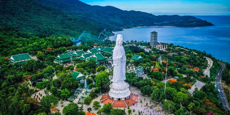 7. Chùa Linh Ứng, ngôi chùa đẹp Đà Nẵng mà ai đến thành phố biển cũng nên một lần ghé qua, chùa Linh Ứng Sơn Trà nằm trên bãi Bụt - bán đảo Sơn Trà với địa thế tựa núi hướng biển ấn tượng. Chùa nổi tiếng linh thiêng ngay cả với người dân bản địa nên vừa là địa điểm du lịch để thưởng ngoạn cảnh sắc, vừa là chốn tâm linh để mọi người cầu nguyện sự bình an, may mắn.