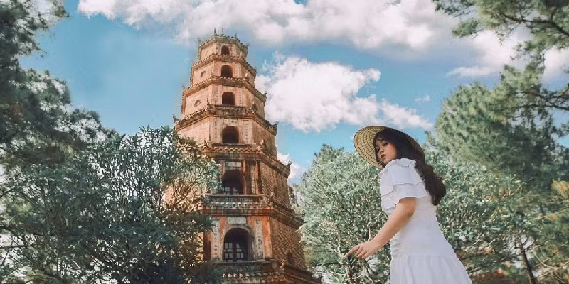 Chùa mở cửa từ sáng đến 18:00. Nếu bạn đến vào buổi chiều, nên nán lại để có cơ hội ngắm hoàng hôn trên sông Hương nữa nhé.