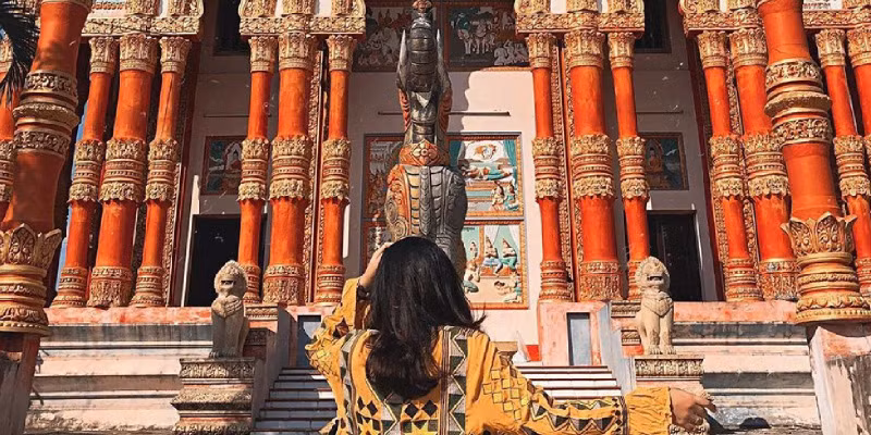 Đến đây bạn có thể ngắm nhìn được quần thể kiến trúc mang đậm phong cách Angkor theo trường phái Phật giáo Nam Tông. Các công trình tiêu biểu là tường thành, cổng tam quan, chính điện, tháp chuông… với màu sắc rực rỡ và các bức phù điêu được chạm trổ tinh xảo. Tại chùa Xiêm Cán, bạn còn được tìm hiểu về những phong tục, tín ngưỡng hay cuộc sống đặc trưng của người dân Khmer vùng sông nước Nam Bộ.
