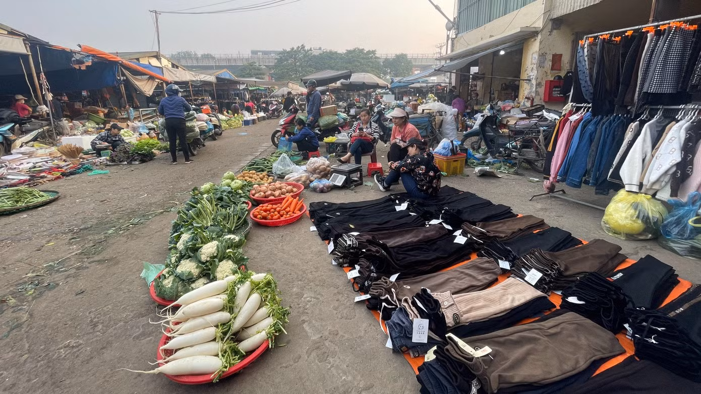 Trong thời gian dài Chợ Đầu mối Minh Khai bị tiểu thương và người dân phản ánh về việc cơ sở hạ tầng xập xệ, xuống cấp nghiêm trọng. (Ảnh: Lập Đông)